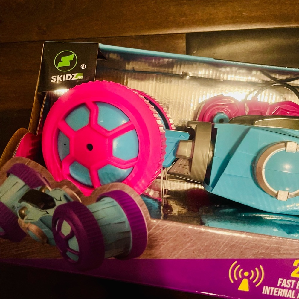 Stunt Car - Blue and Pink - Picture 2 of 3